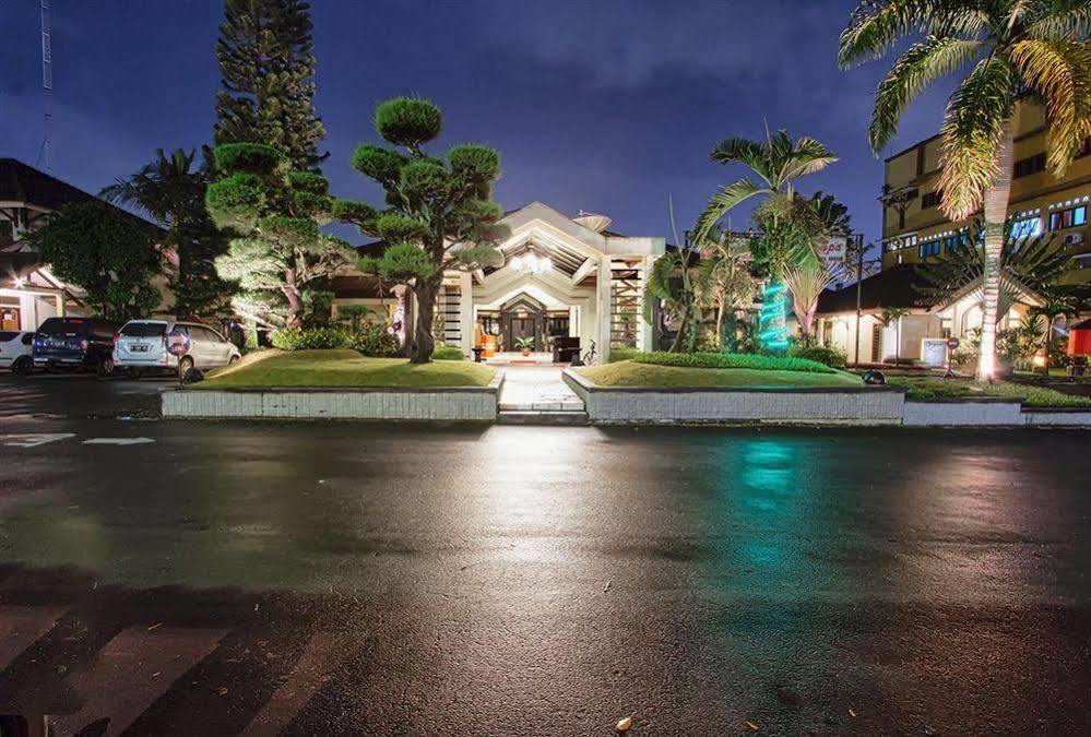 Hotel Montana Dua Маланг Екстериор снимка